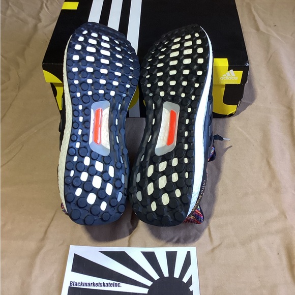 Mi Adidas UltraBoost \'Rainbow\' BY1756 Men\'s Size 10.5